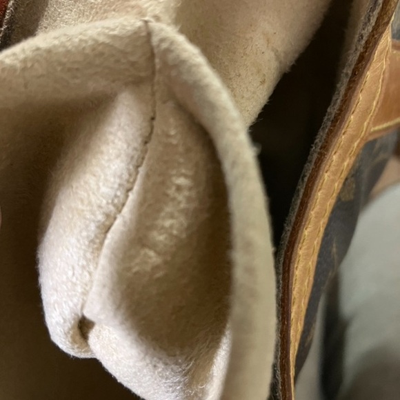 Authentic Louis Vuitton Leonor. Extra Strap Included. - Picture 9 of 10